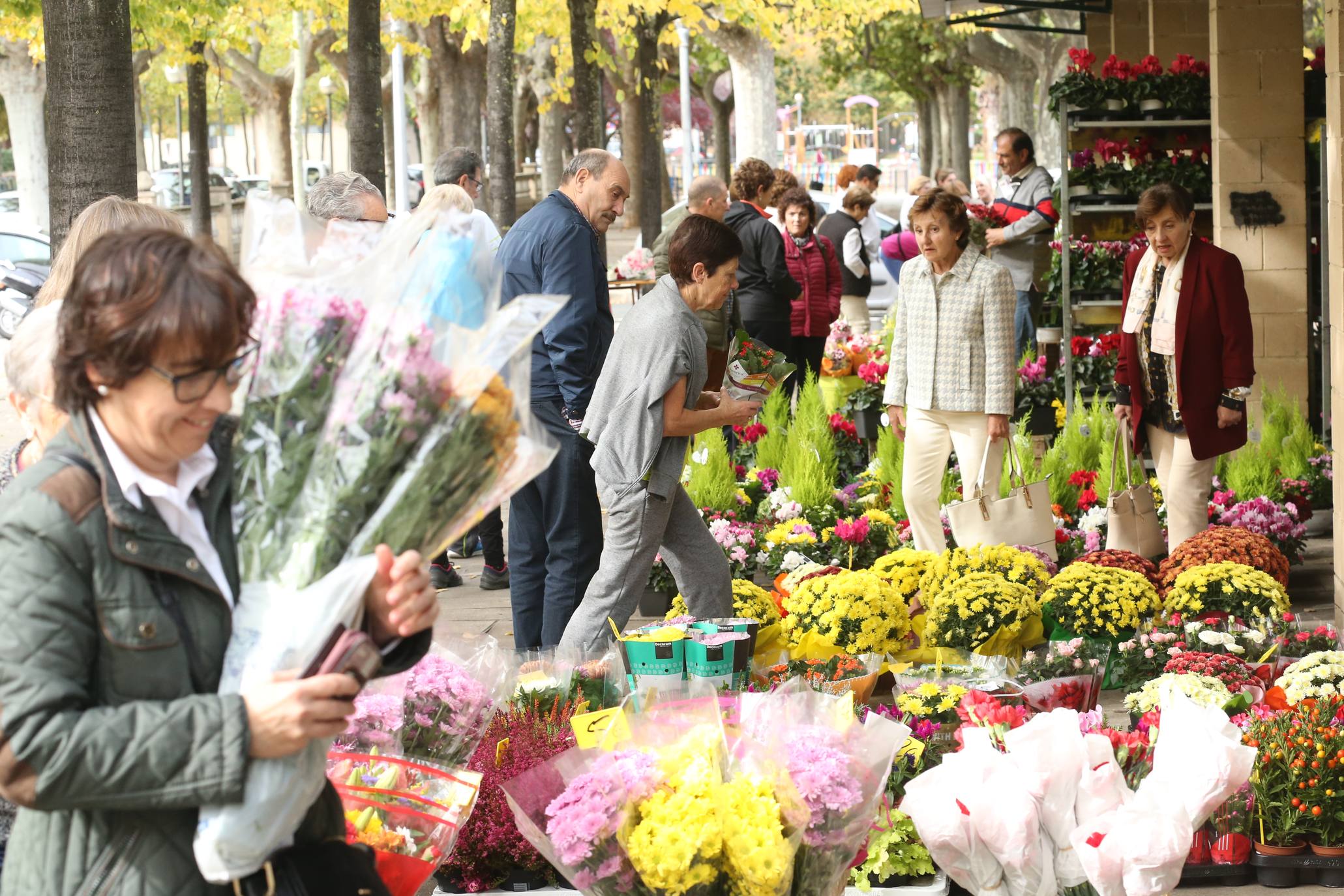 La plaza Joaquín Elizalde acoge, como cada año, el tradicional mercado de las flores del Día de Todos los Santos.