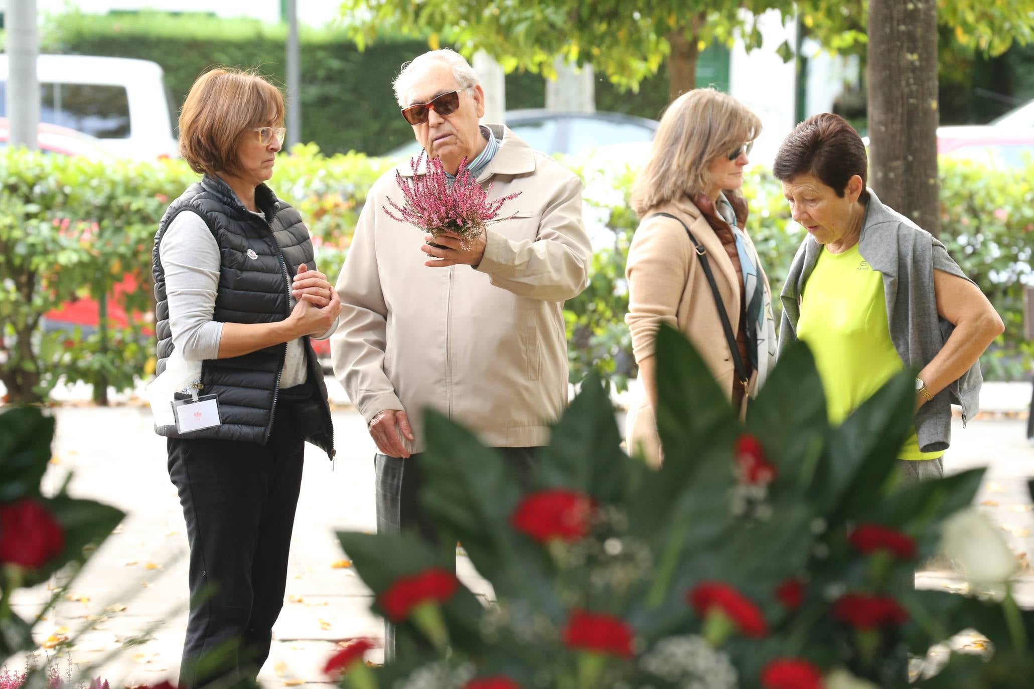 La plaza Joaquín Elizalde acoge, como cada año, el tradicional mercado de las flores del Día de Todos los Santos.