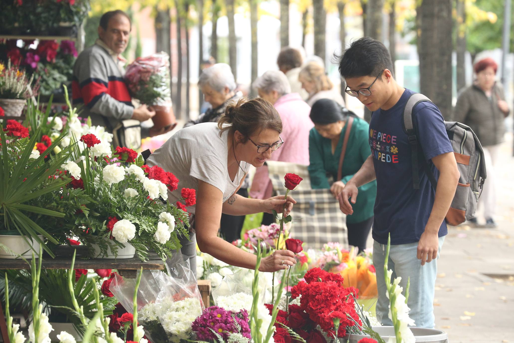 La plaza Joaquín Elizalde acoge, como cada año, el tradicional mercado de las flores del Día de Todos los Santos.