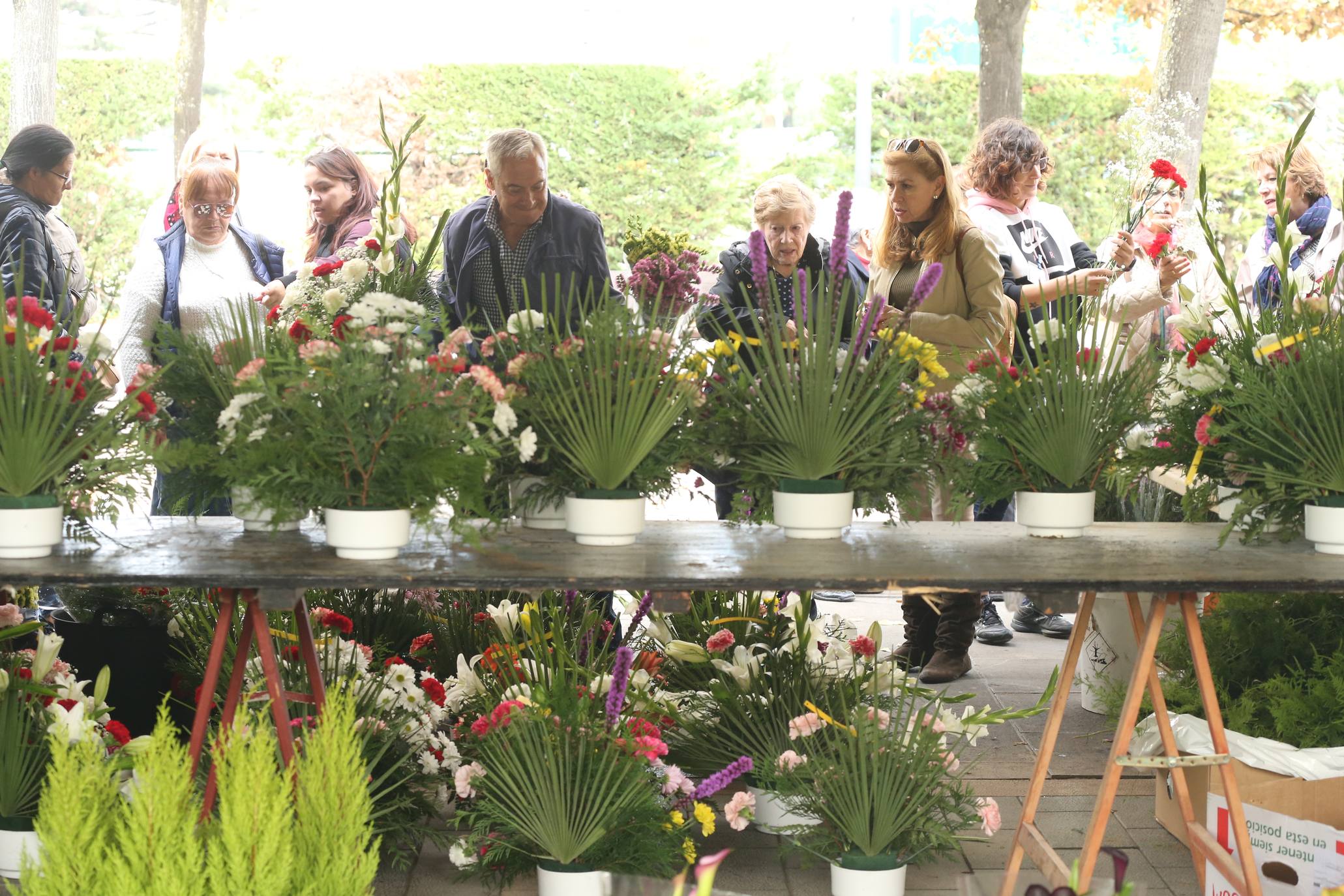 La plaza Joaquín Elizalde acoge, como cada año, el tradicional mercado de las flores del Día de Todos los Santos.