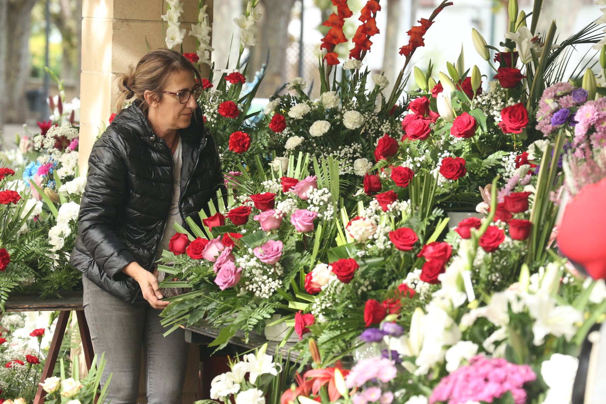 La plaza Joaquín Elizalde acoge, como cada año, el tradicional mercado de las flores del Día de Todos los Santos.