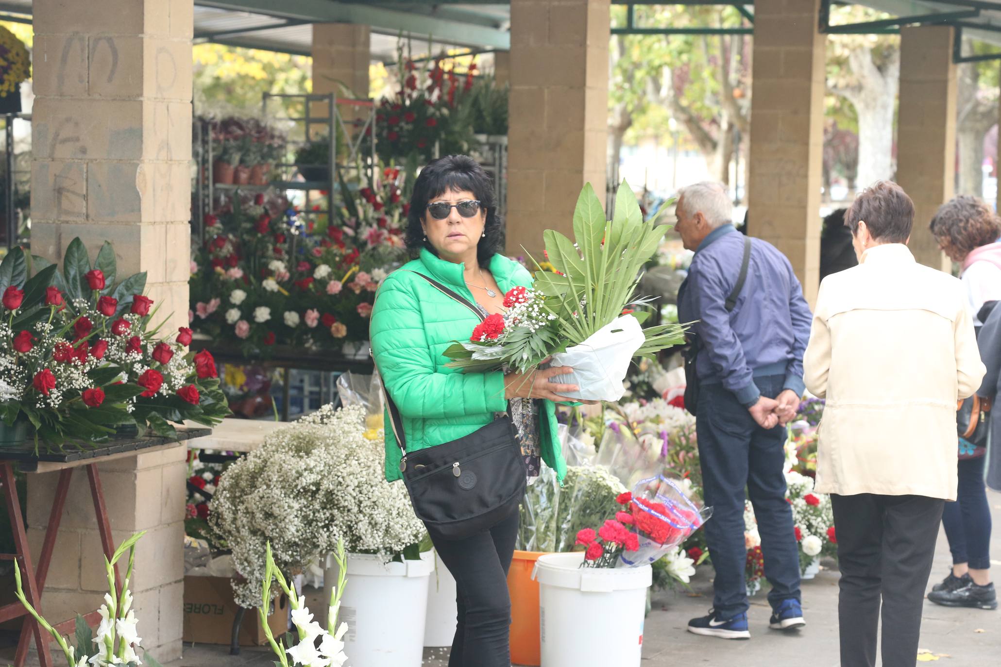 La plaza Joaquín Elizalde acoge, como cada año, el tradicional mercado de las flores del Día de Todos los Santos.