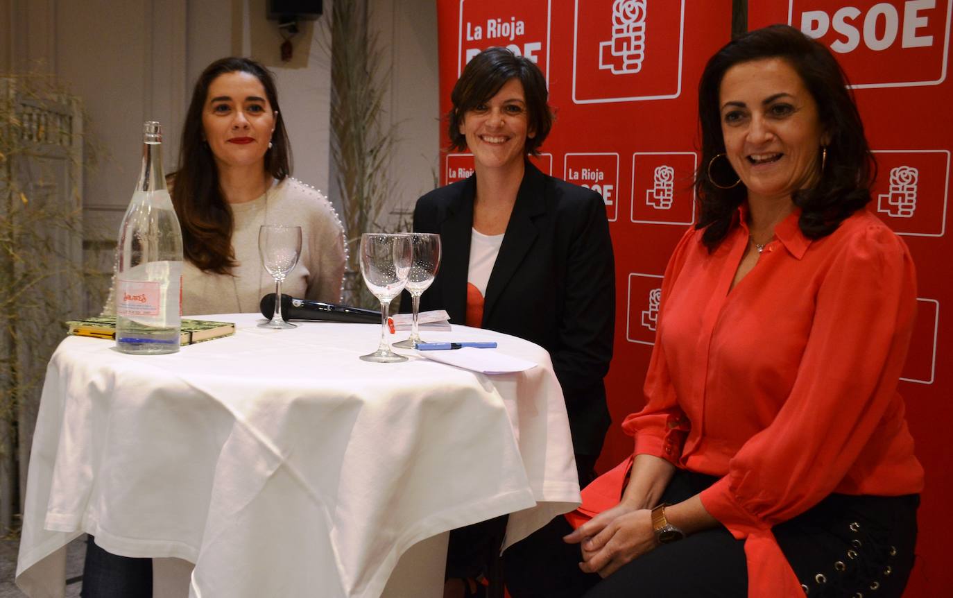 Elisa Garrido, María Madorrán y Concha Andreu, este miércoles, en la asamblea del Partido Socialista en Calahorra