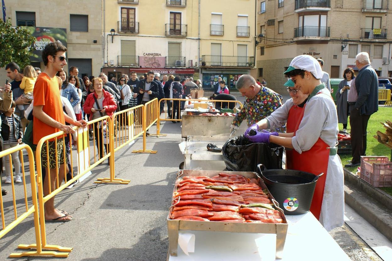 El público prestó mucha atención al asado y pelado de los pimientos por manos expertas.