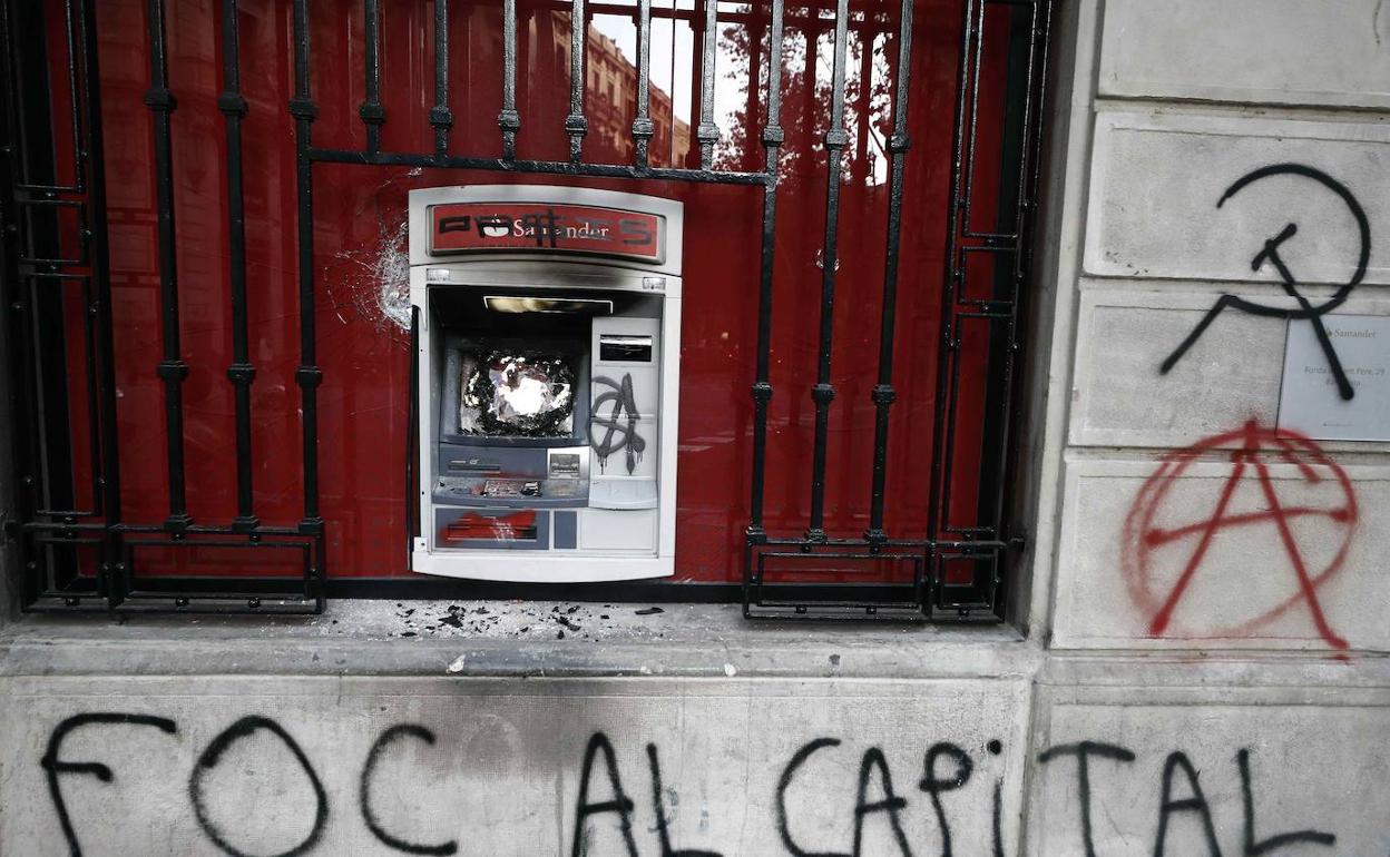 Destrozos en un cajero automático, durante los incidentes en Barcelona.