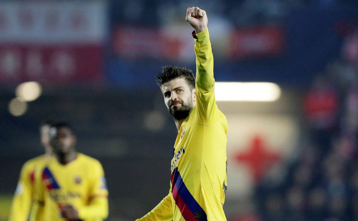 Gerard Piqué hace un gesto a los aficionados después de un partido de Champions.