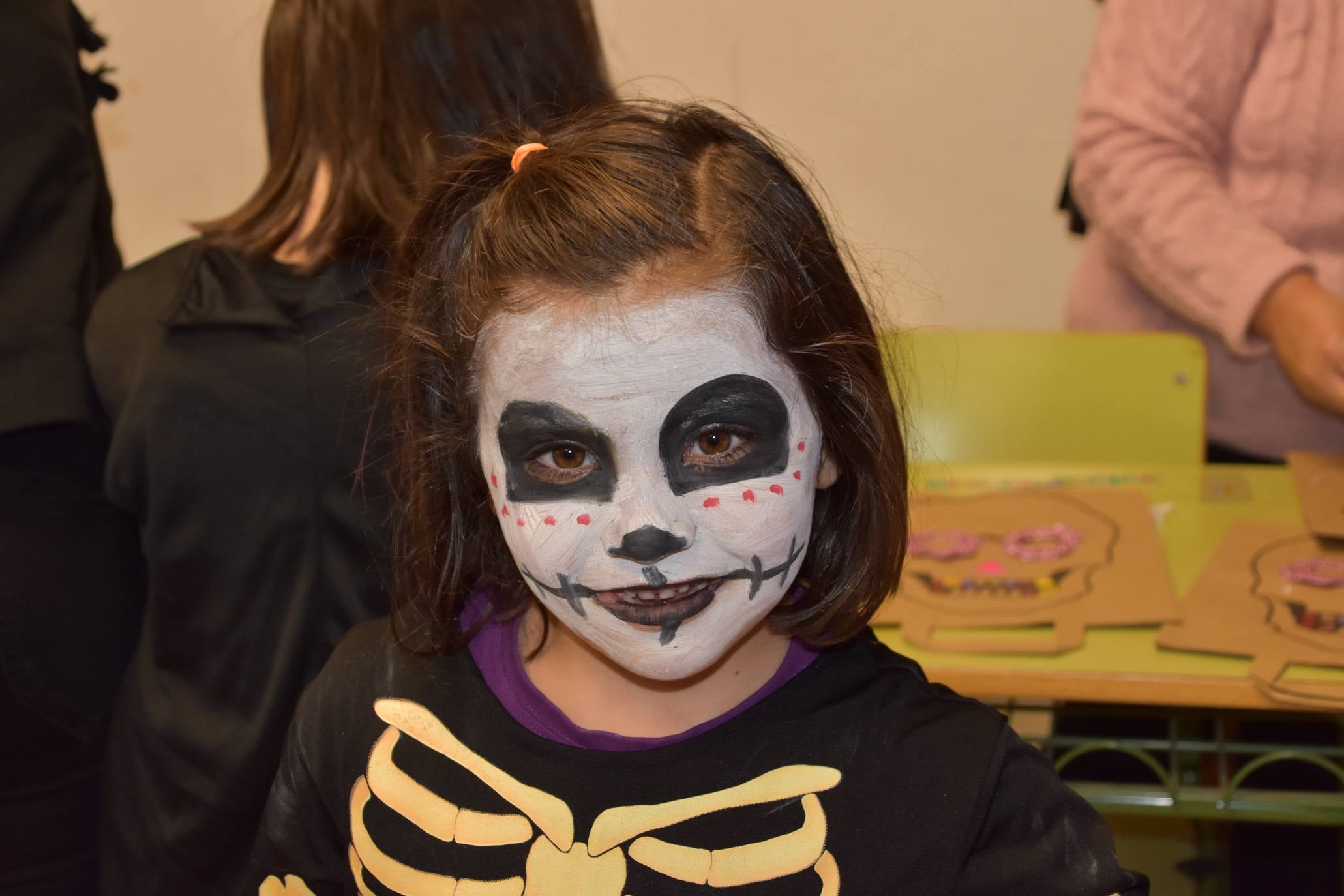 En el marco del día de Todos los Santos, o día de los difuntos, la localidad se vistió de esqueletos, decorando las calles con calaveras, calabazas y, sobre todo, mucha diversión