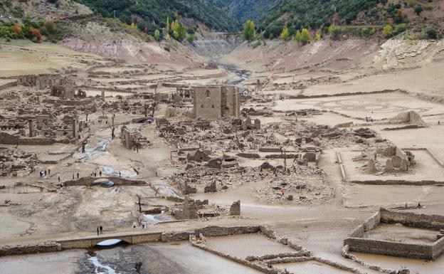 2017. Las ruinas del viejo pueblo, entre las que se pueden ver las tapias del cementerio