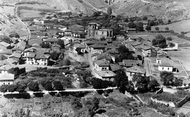 Años 50. El pueblo, con el cementerio ya abandonado y la nueva carretera al fondo