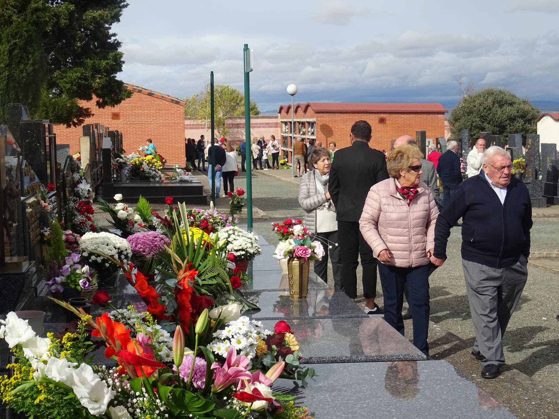 Fotos: Los cementerios riojanos se llenan de visitantes