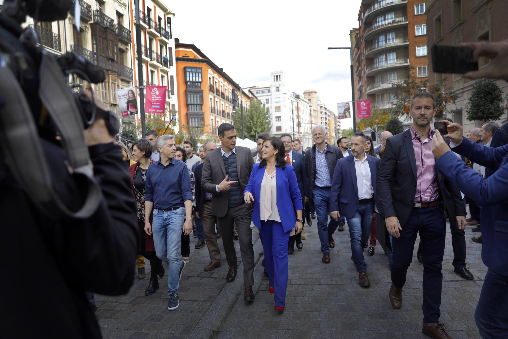 Sánchez ha paseado por el centro de la capital riojana.