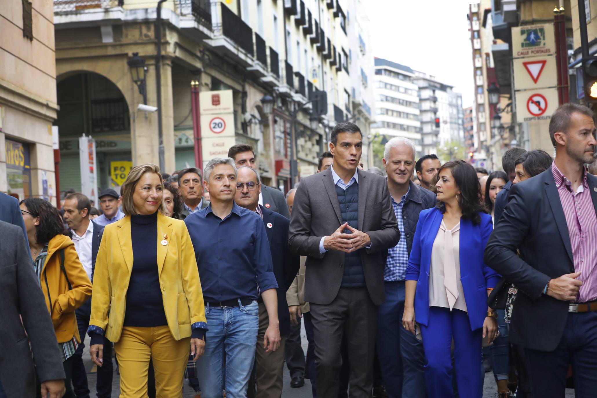 Sánchez ha paseado por el centro de la capital riojana.