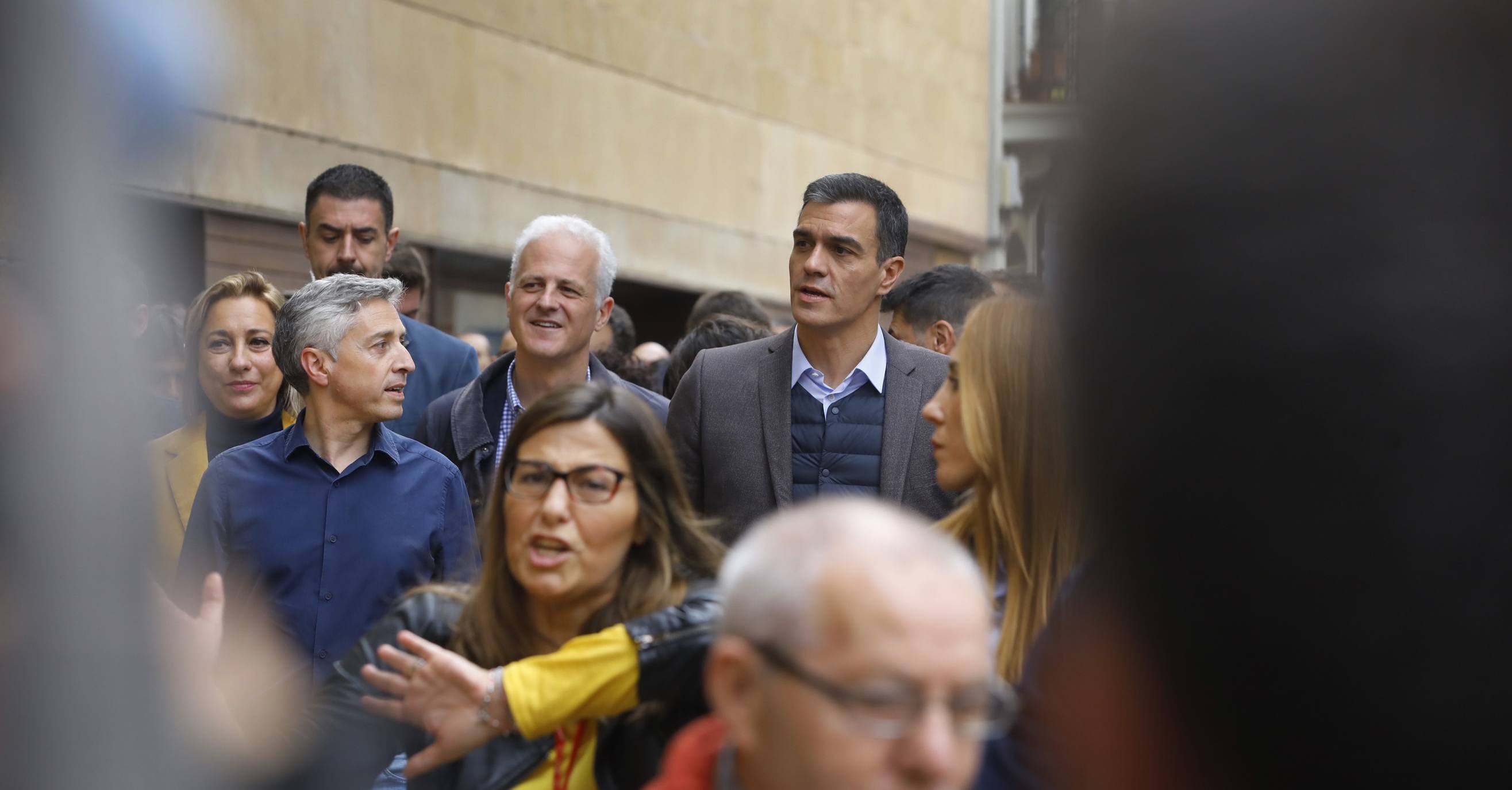 Sánchez ha paseado por el centro de la capital riojana.