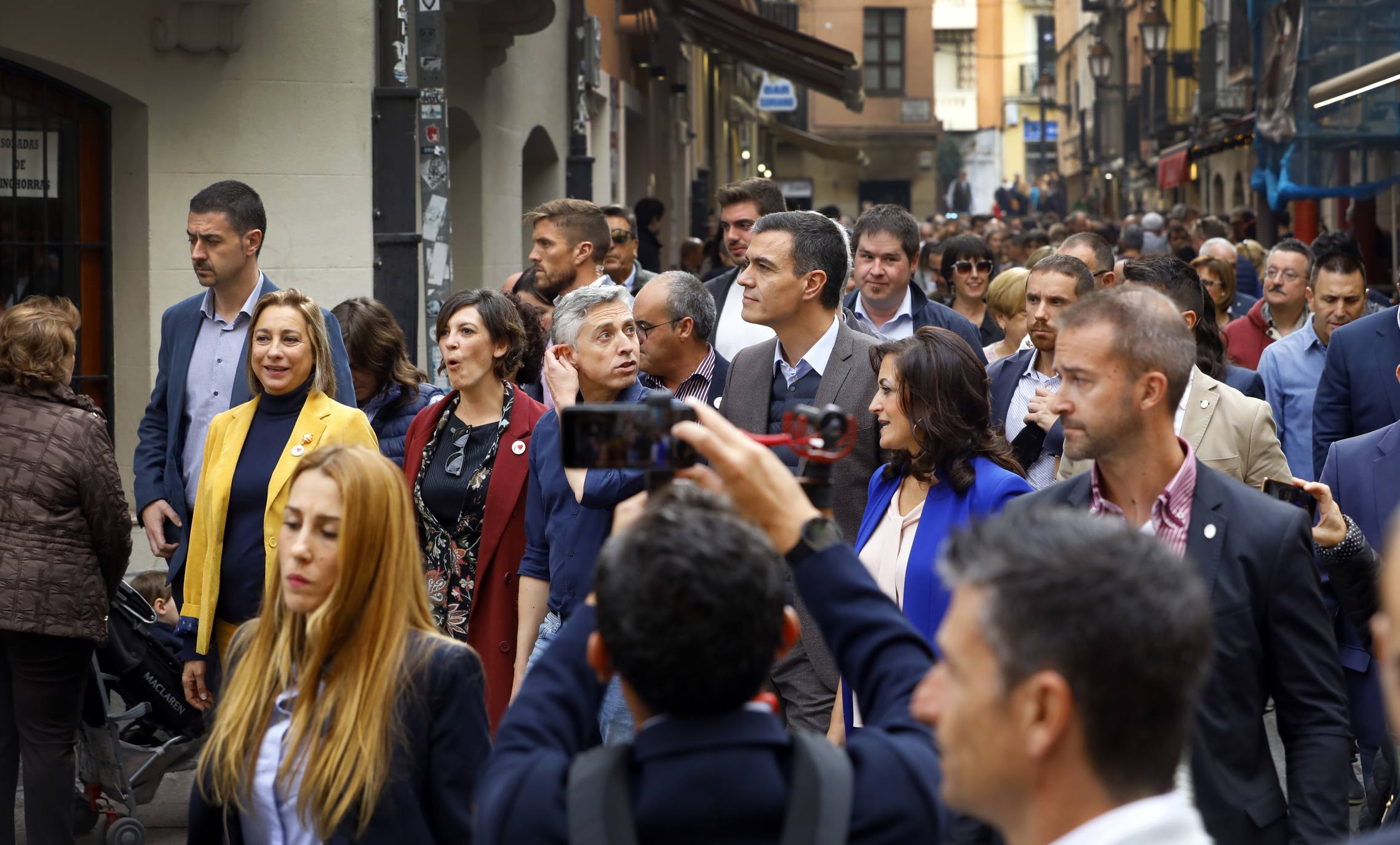 Sánchez ha paseado por el centro de la capital riojana.