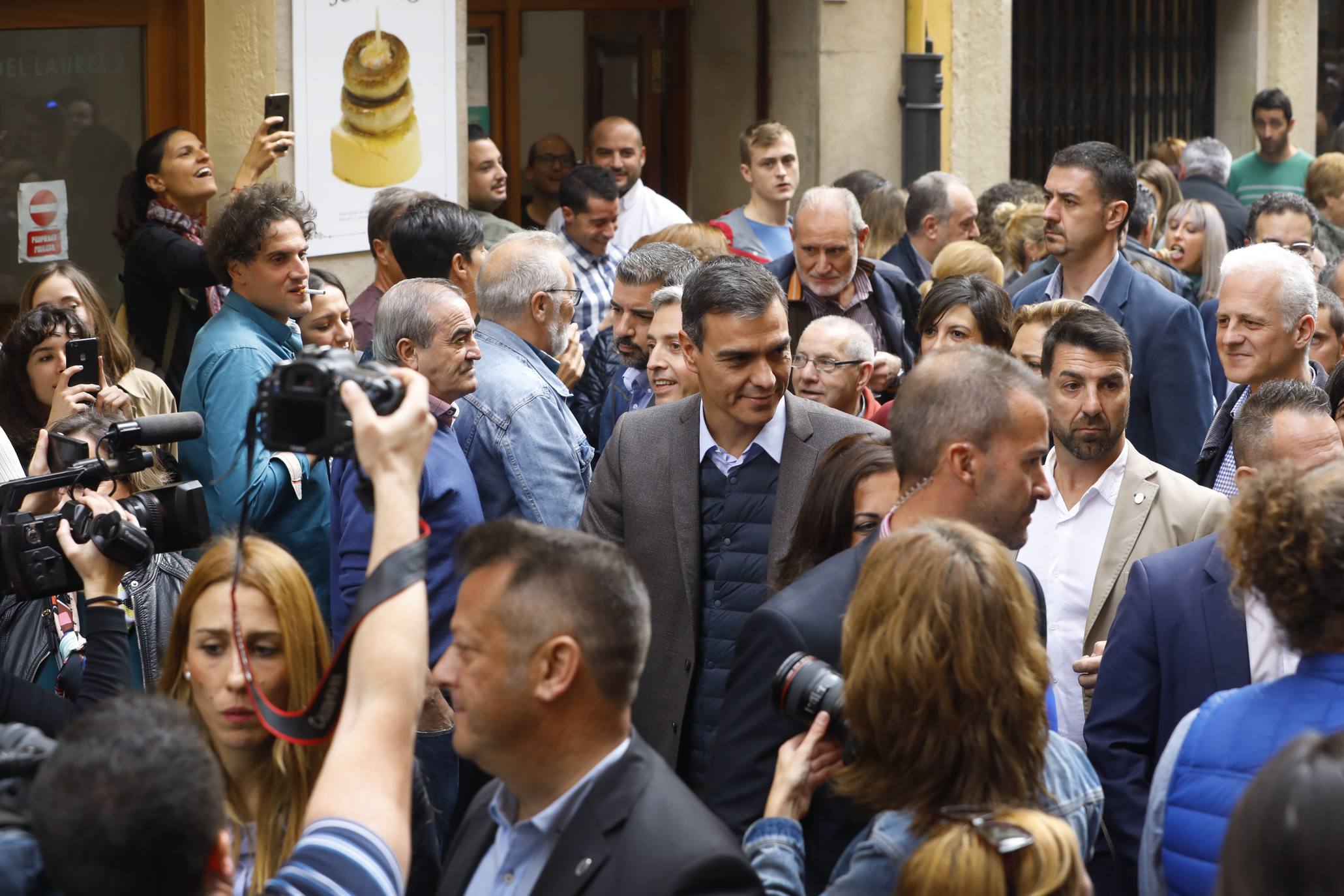 Sánchez ha paseado por el centro de la capital riojana.