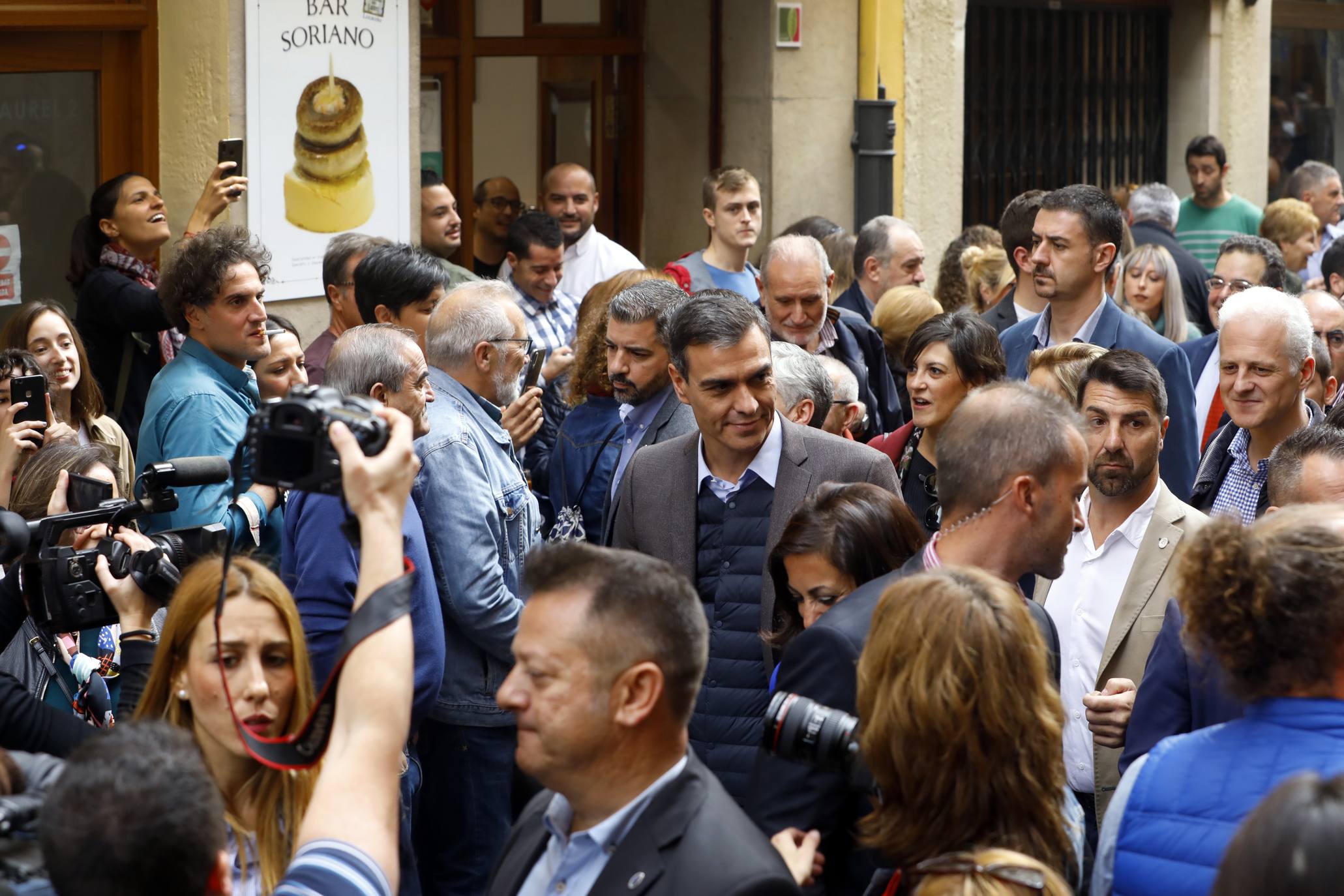 Sánchez ha paseado por el centro de la capital riojana.