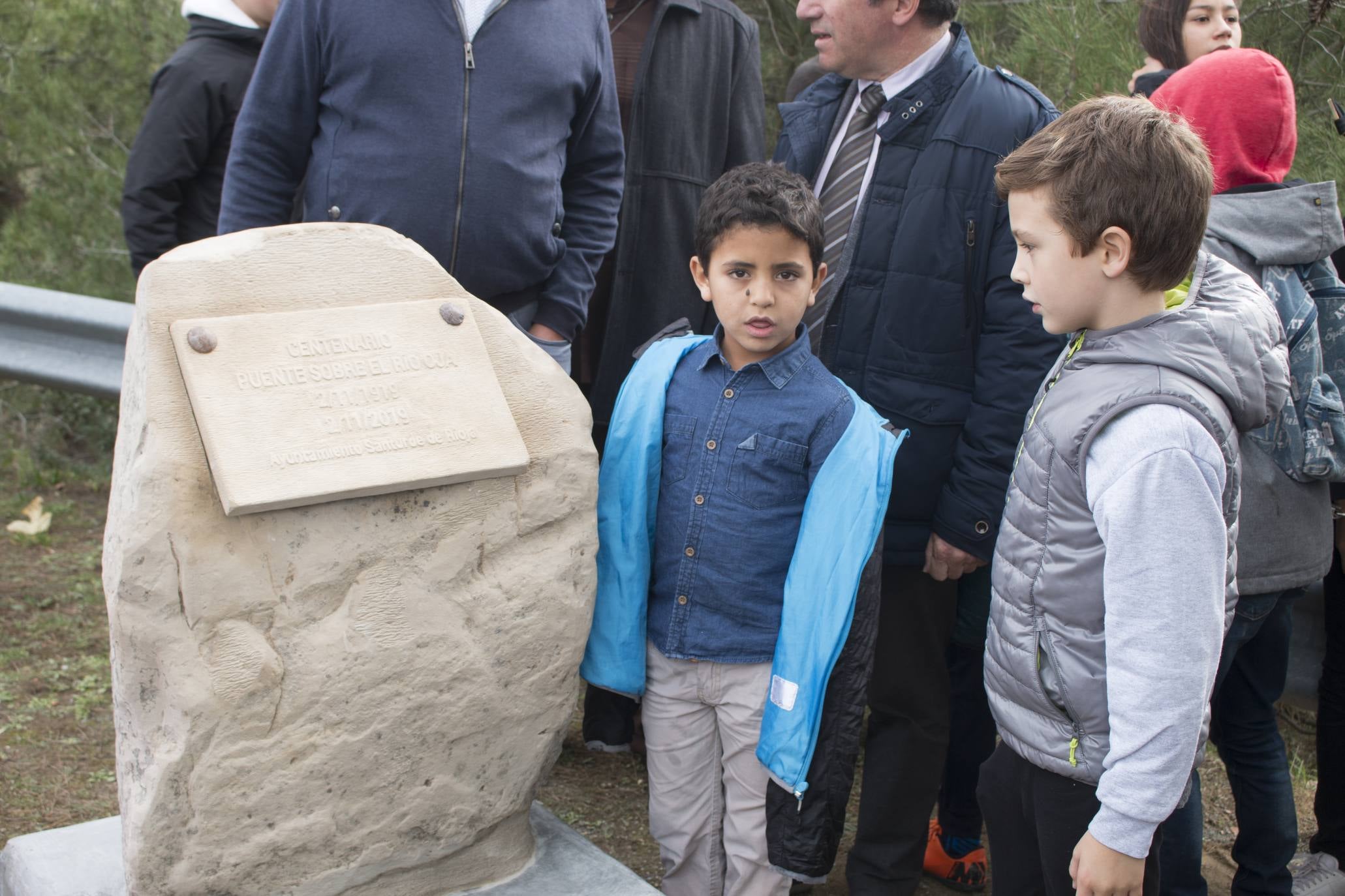 La localidad ha salido a la calle a pesar de la lluvia para celebrar el aniversario