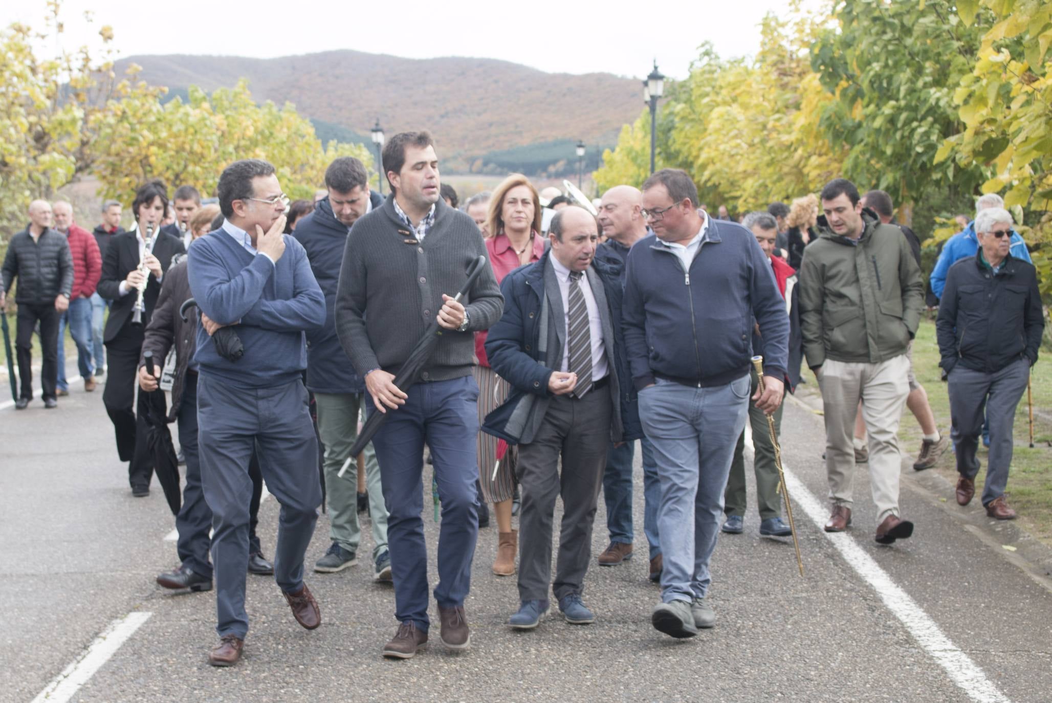 La localidad ha salido a la calle a pesar de la lluvia para celebrar el aniversario