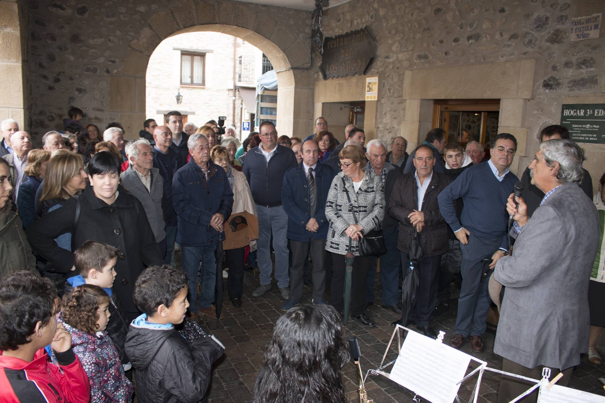 La localidad ha salido a la calle a pesar de la lluvia para celebrar el aniversario