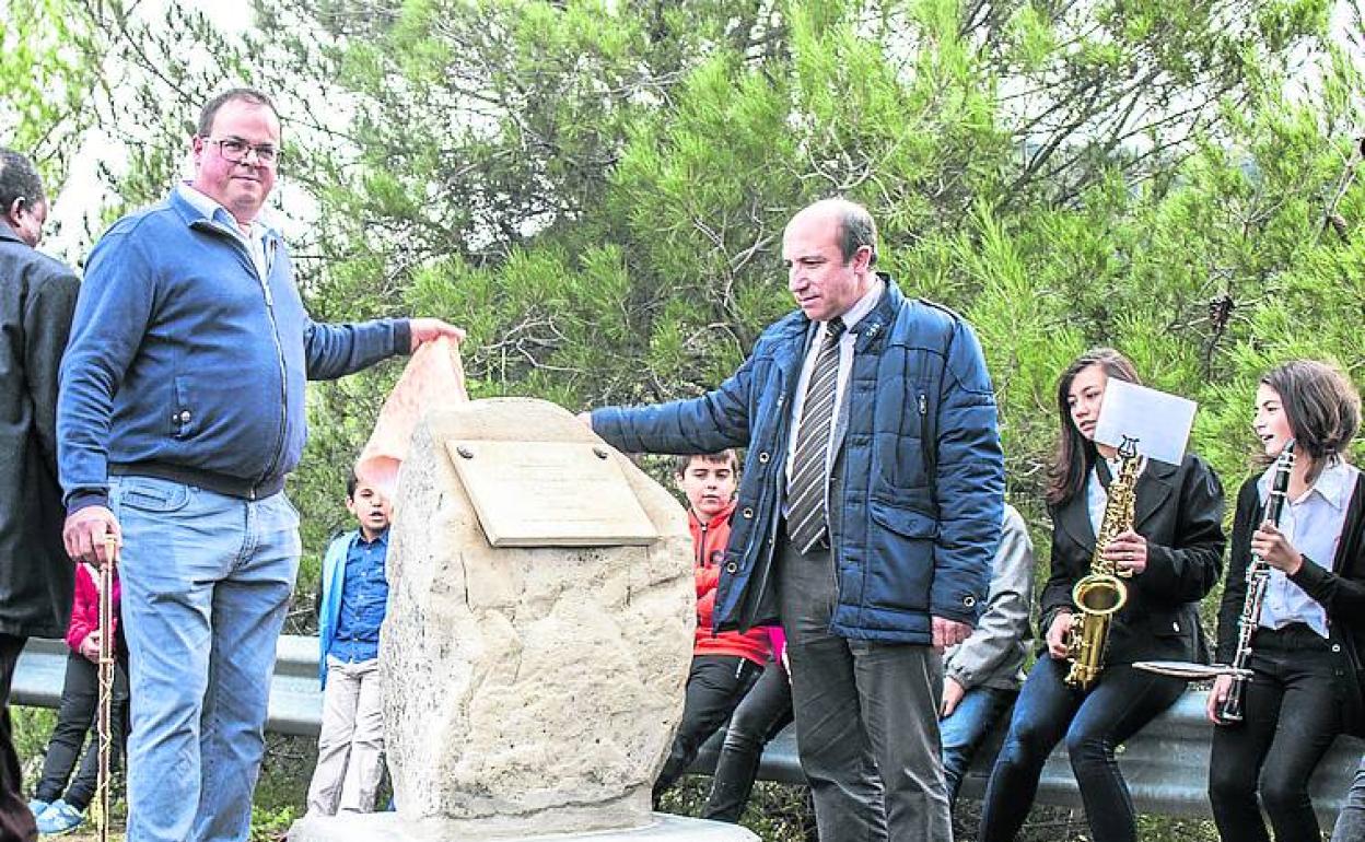 Espinosa y Urquía descubren la placa conmemorativa. 