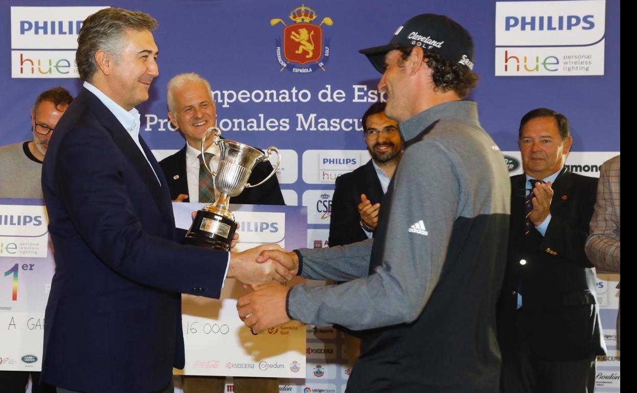 García-Heredia, recibiendo el trofeo de ganador. 