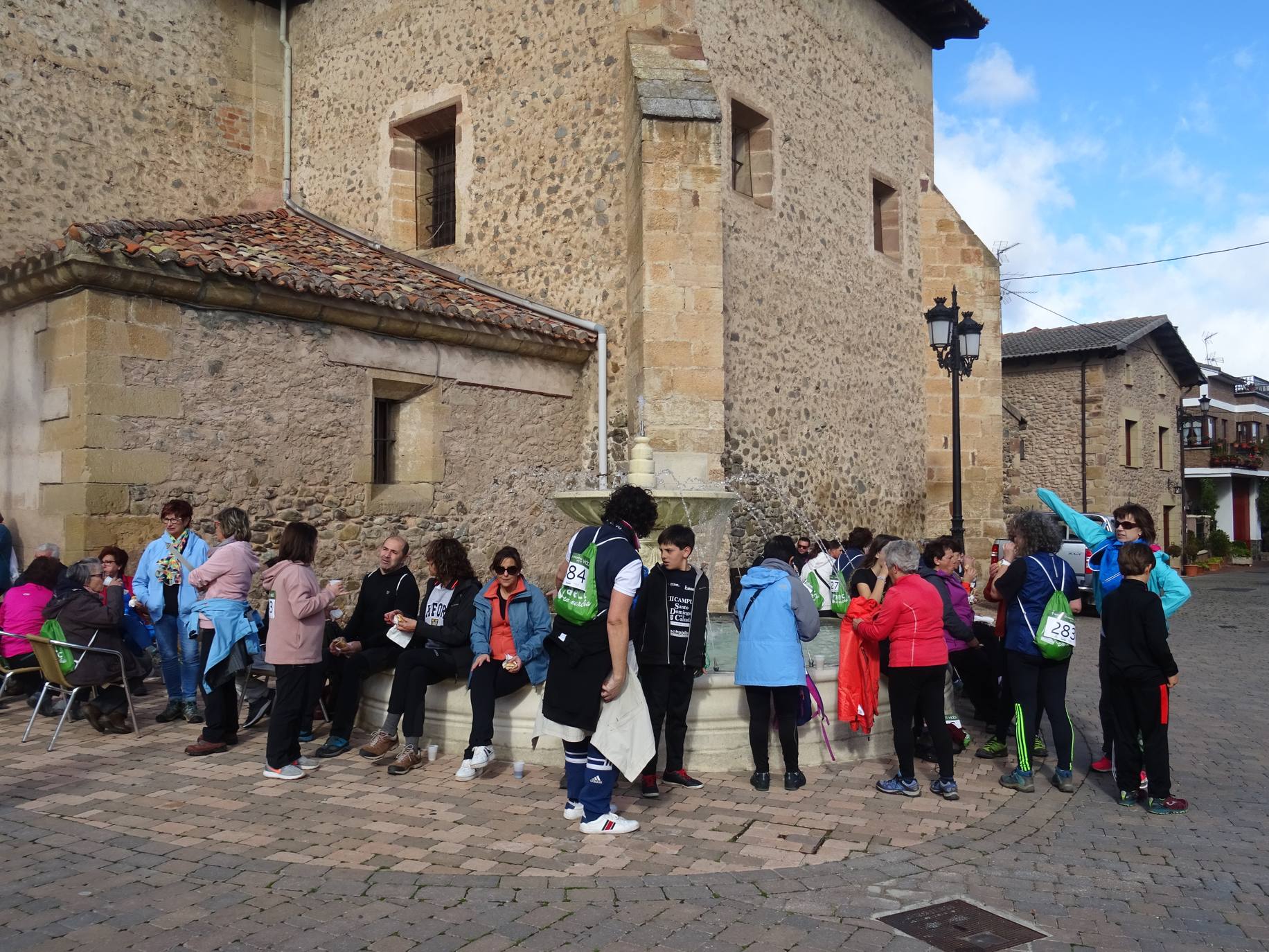 Paseo 'Por la vida', celebrado entre Santo Domingo de la Calzada y Santurde de Rioja, a beneficio de la AECC de La Rioja