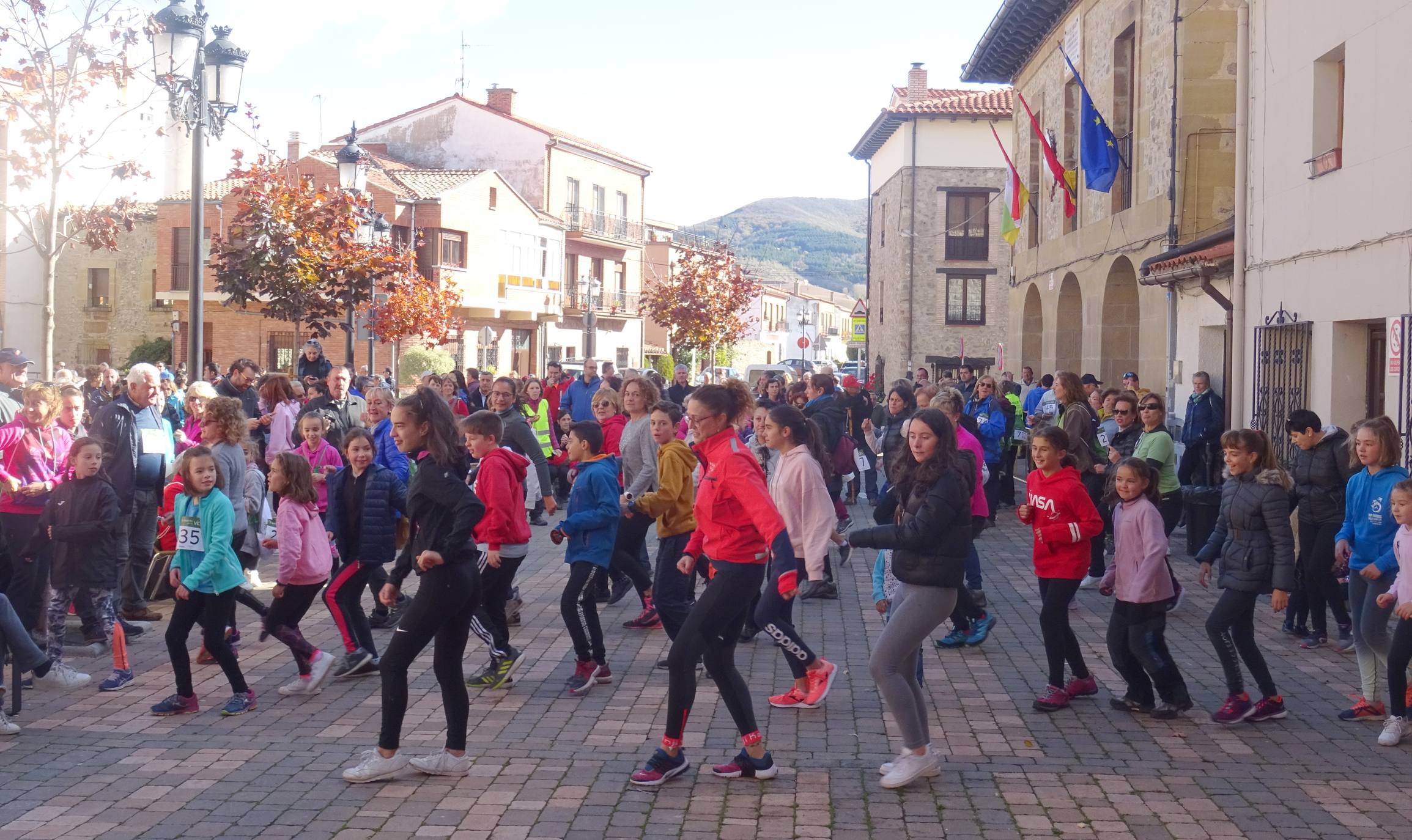 Paseo 'Por la vida', celebrado entre Santo Domingo de la Calzada y Santurde de Rioja, a beneficio de la AECC de La Rioja