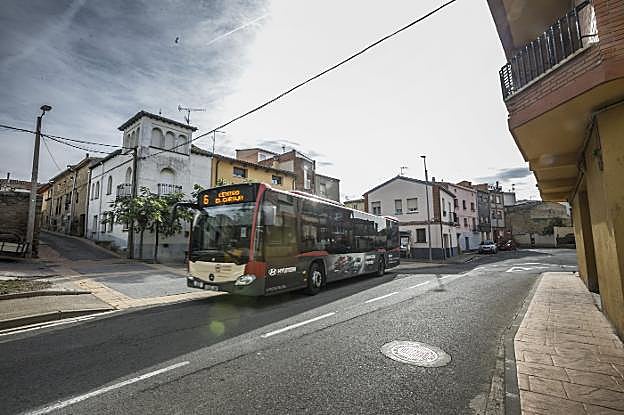 Autobús urbano de la concesionaria Aulosa -línea 6- que une El Cortijo con el centro de Logroño a diario. 