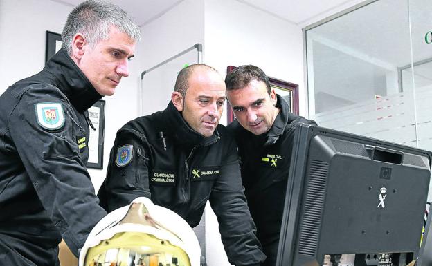 Juan Lalanza, sargento del ESIN de La Rioja; José Manuel Martín, guardia civil de la unidad; y Jorge Rosel, cabo primero, en las dependencias de la unidad.