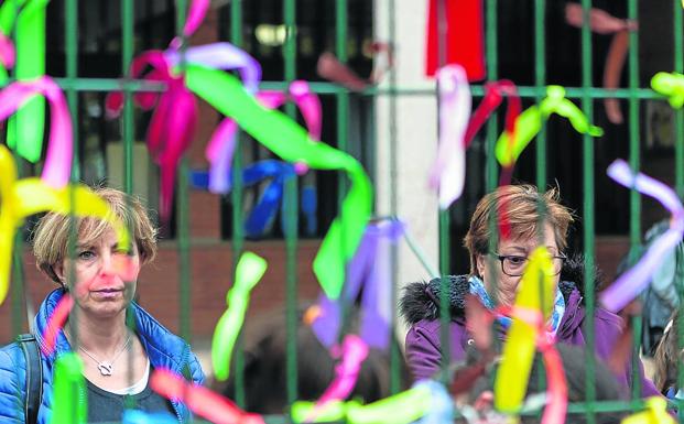 La verja del colegio Escultor Vicente Ochoa se empezó a llenar de lazos solidarios. 