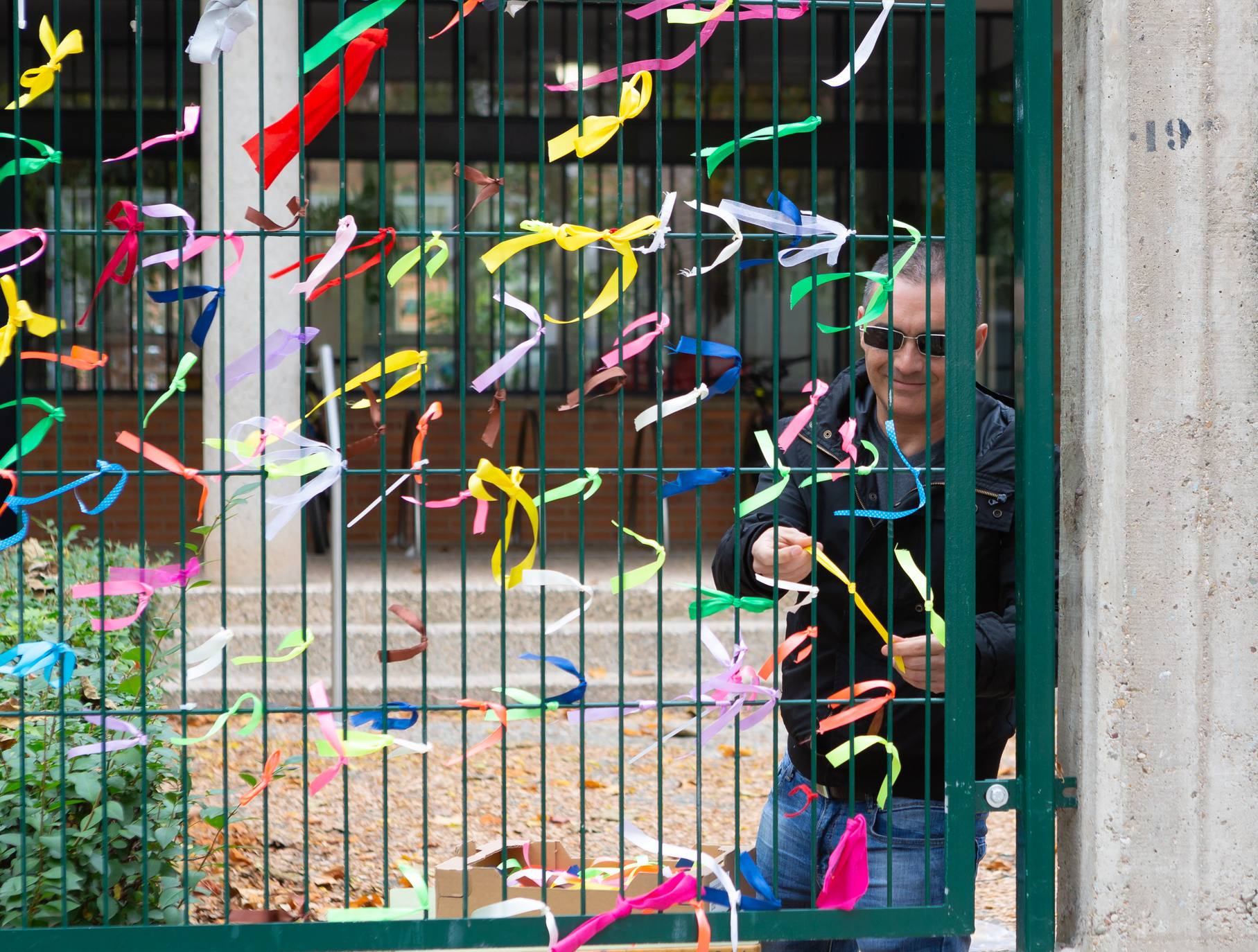 Fotos: El CEIP Vicente Ochoa se llena de lazos