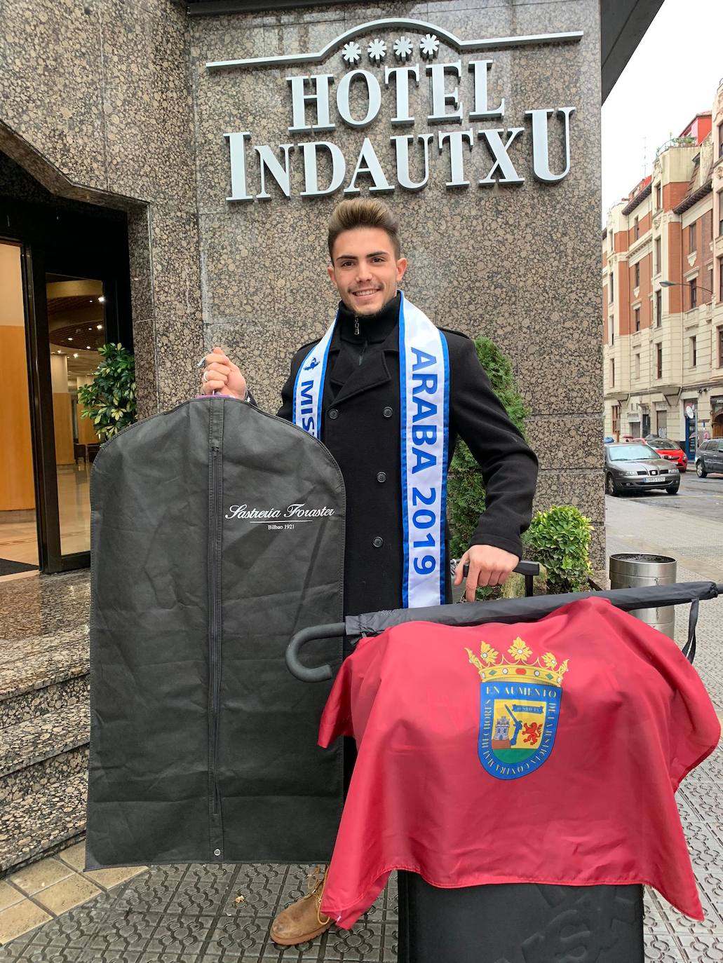 Julen con la banda de Mister Álava 2019 en Bilbao