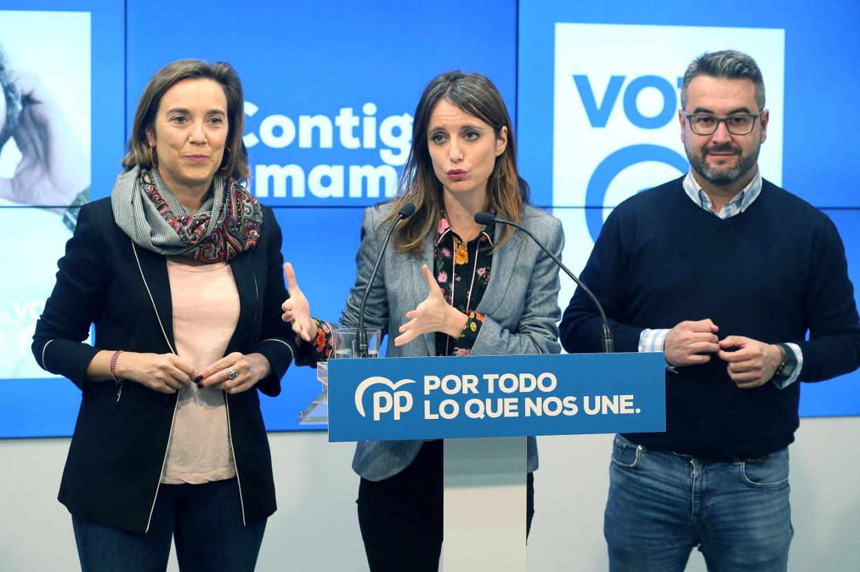 Andrea Levy, ayer en Logroño flanqueada por los aspirantes del PP de La Rioja al Congreso, Cuca Gamarra y Javier Merino