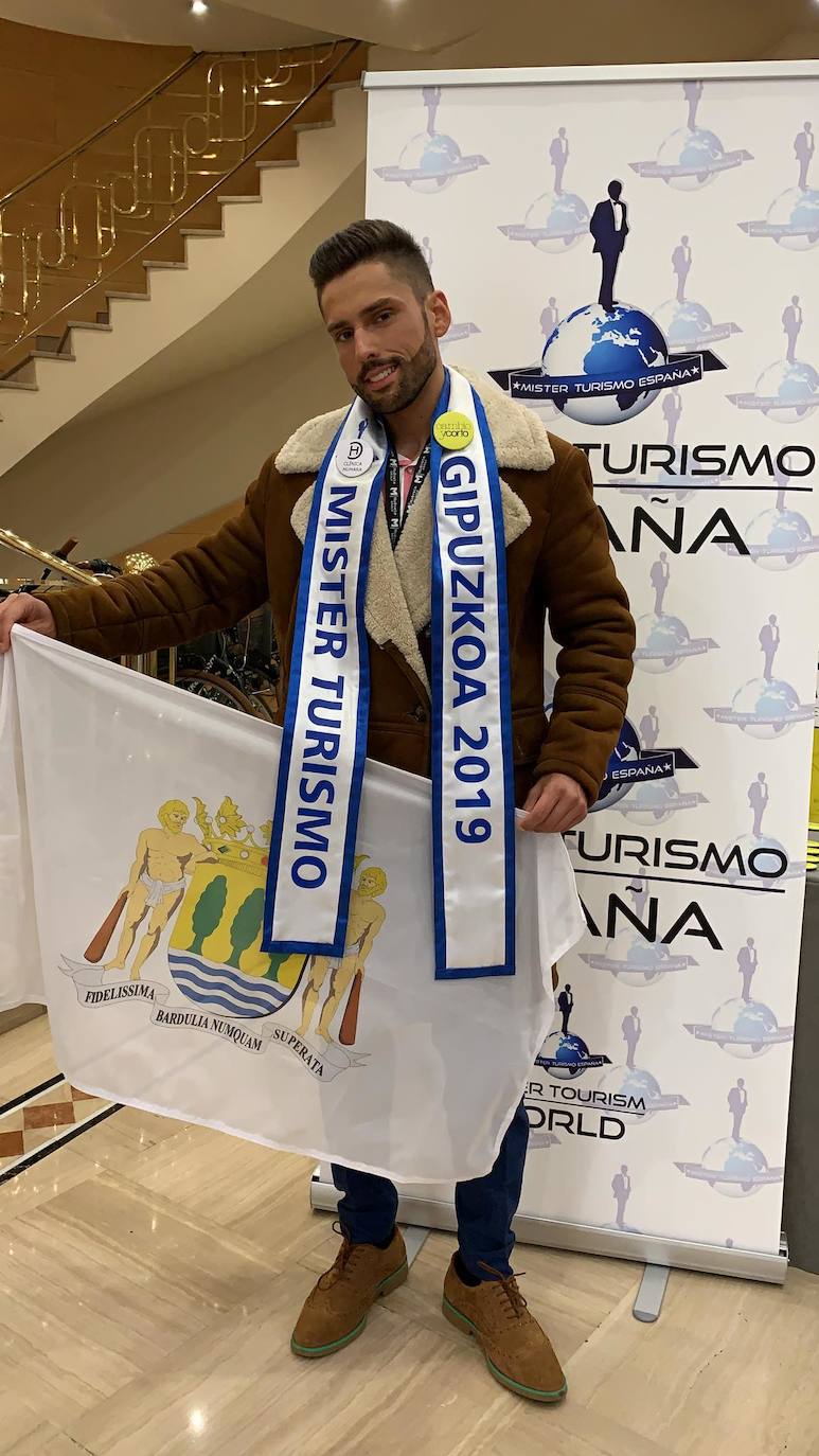 Asier con la banda de Mister Gipúzkoa 2019 en Bilbao