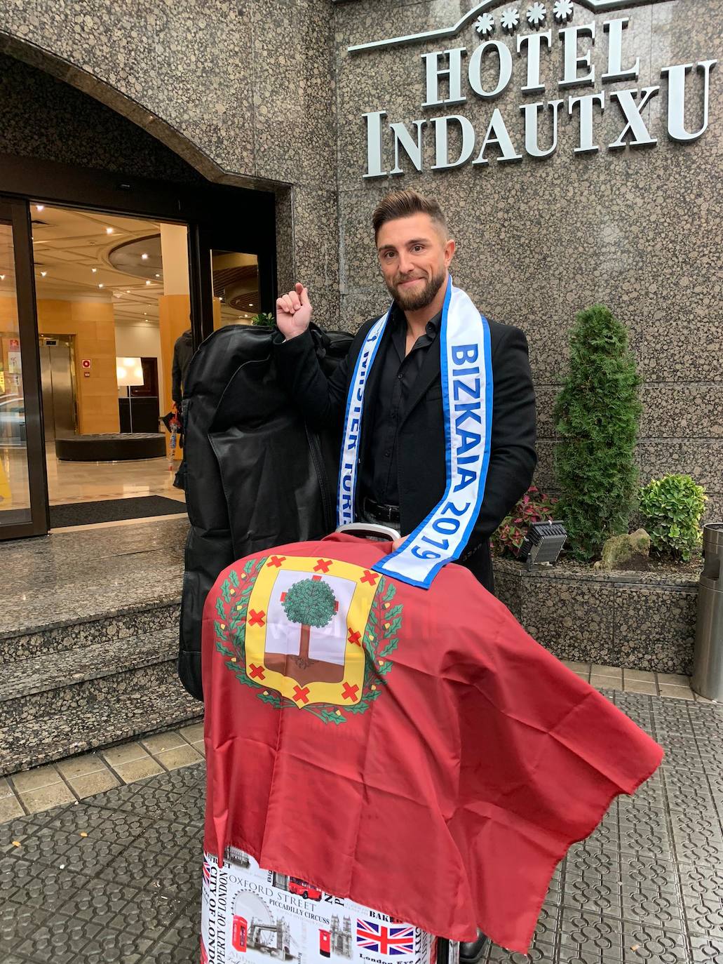 Iñigo con la banda de Mister Álava 2019 en Bilbao