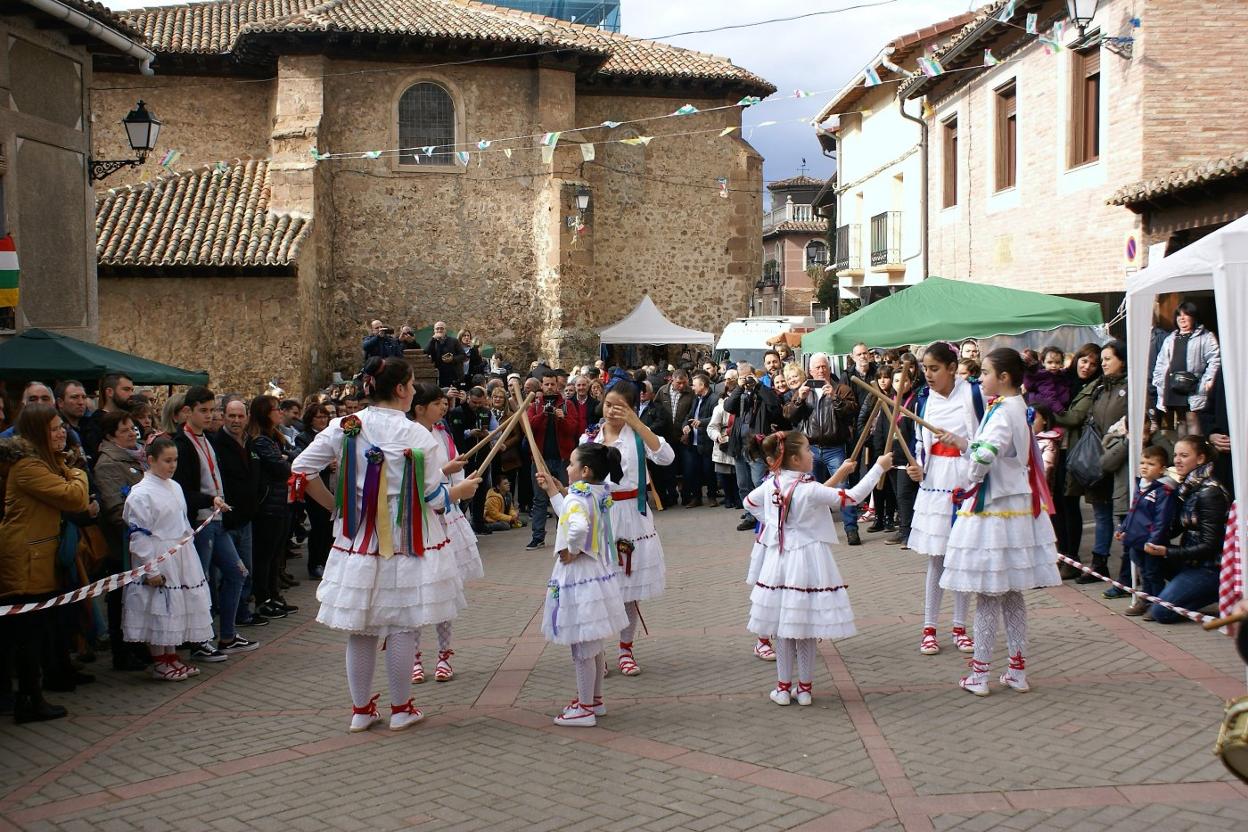 El grupo de danzas volverá a abrir la Feria de la Nuez.