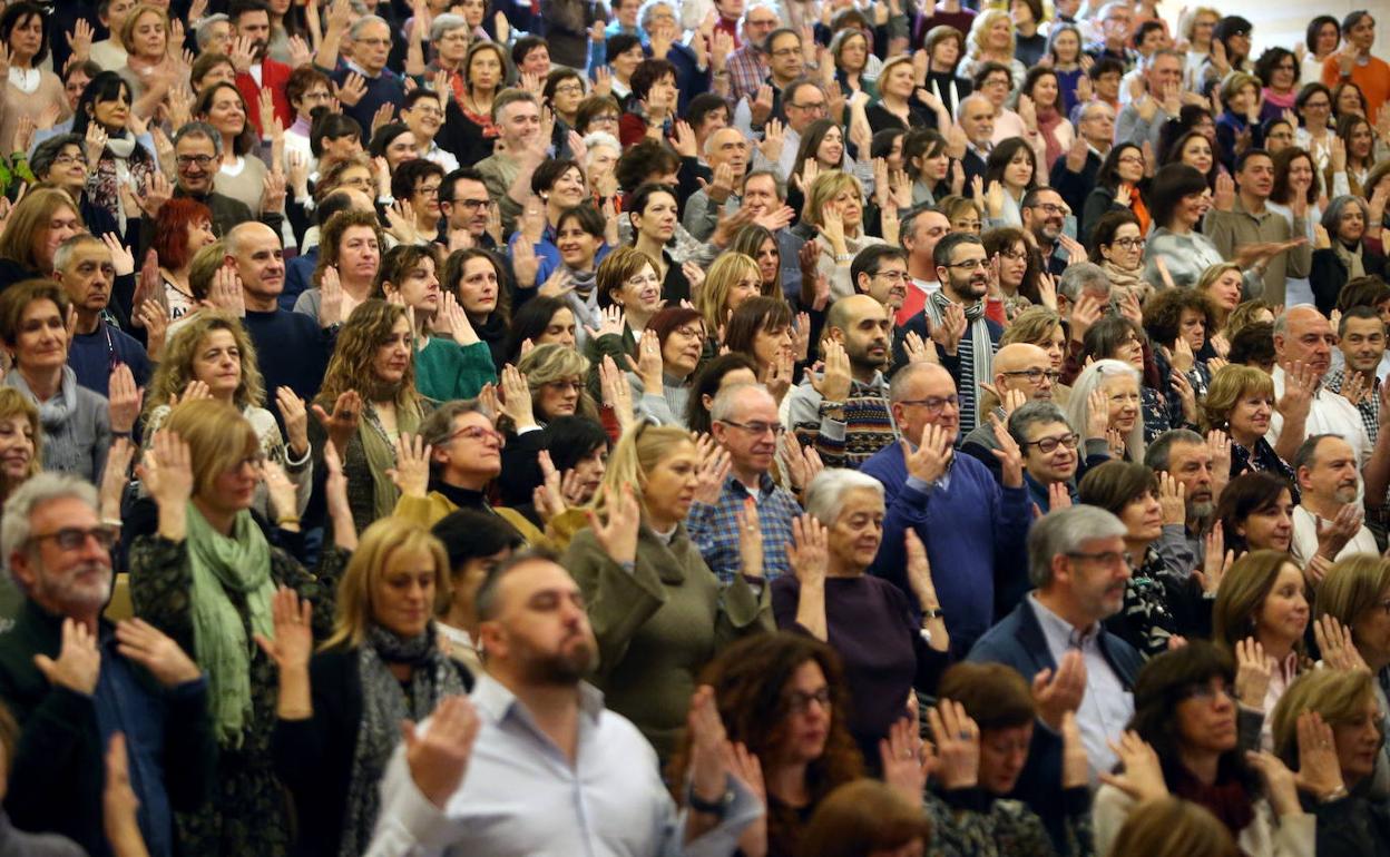 Dentro del programa se incluyen espacios para la meditación, como se aprecia en esta imagen de archivo de la edición del 2018