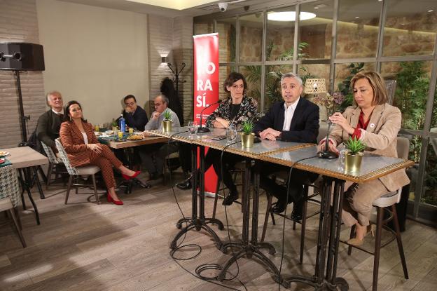 Ocón, escoltado por Marrodán y De Pablo, durante el encuentro de ayer con la prensa.