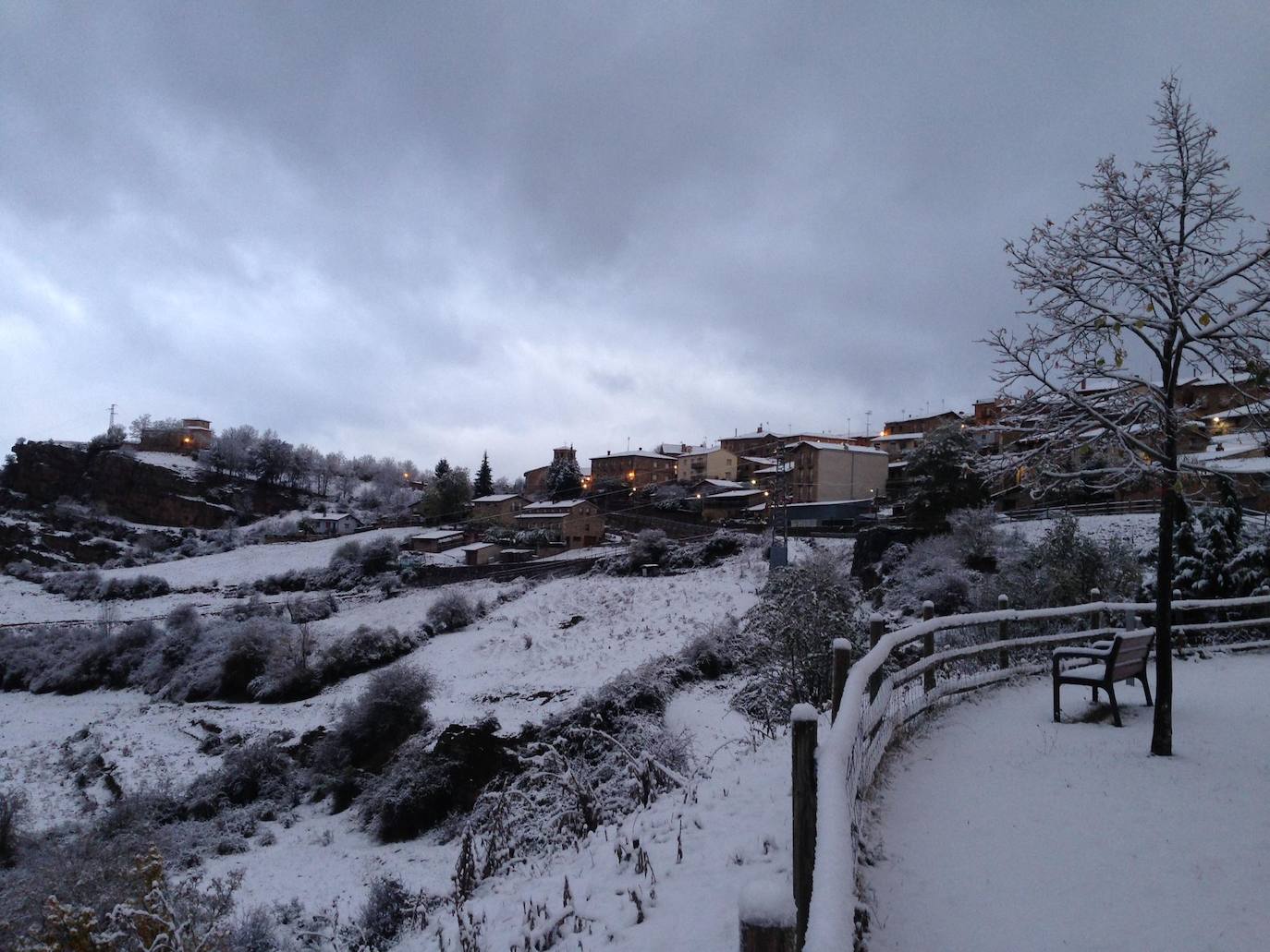 Los Cameros han amanecido esta mañana con una capa de nieve de entre 10 y 15 centímetros. Un paisaje blanco que ha dejado algunas de las primeras imágenes invernales de esta temporada y, no cabe duda, estampas muy bonitas