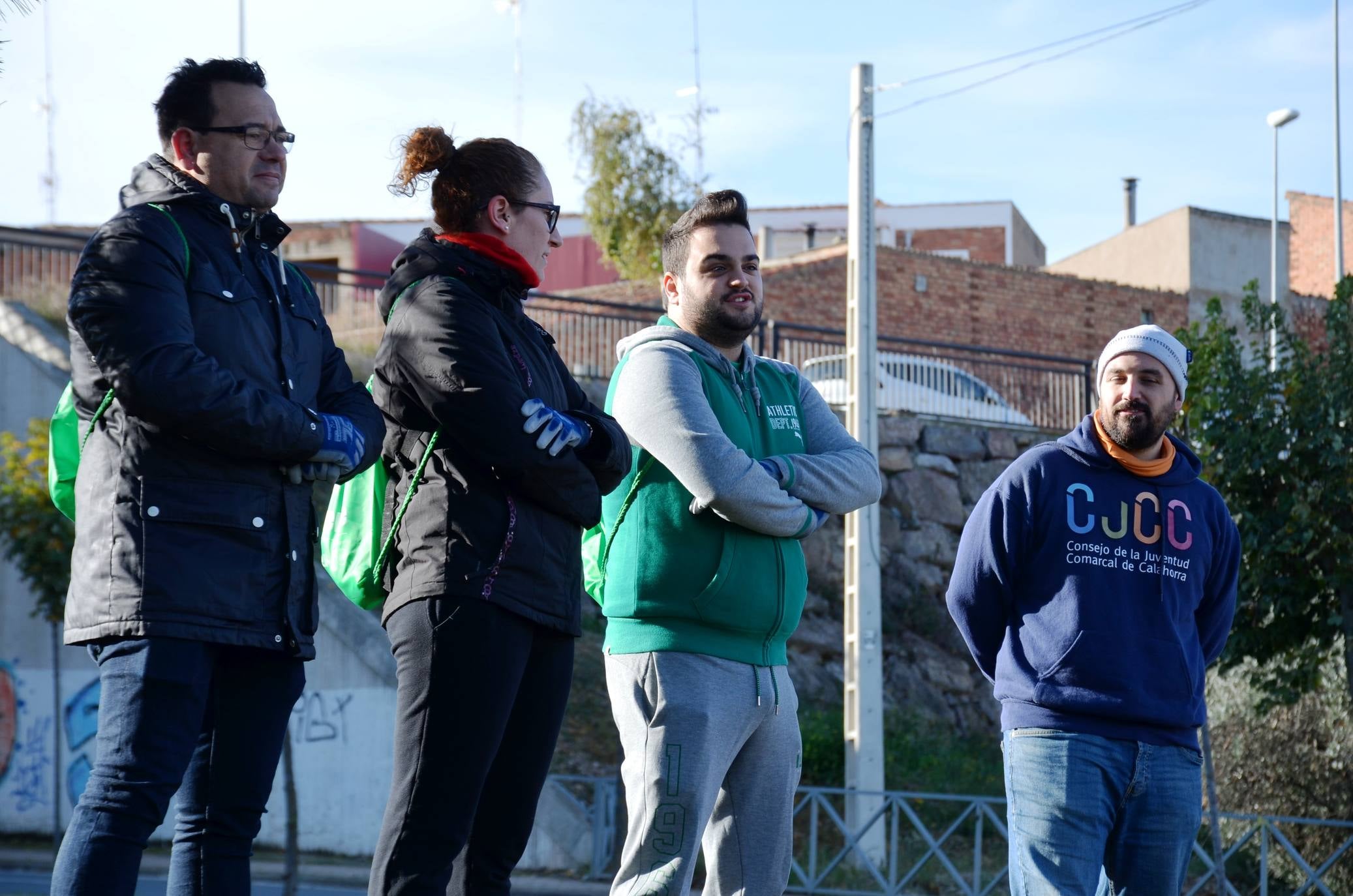 Numerosos grupos de amigos y familias plantaron los árboles en una ladera de la carretera de Murillo