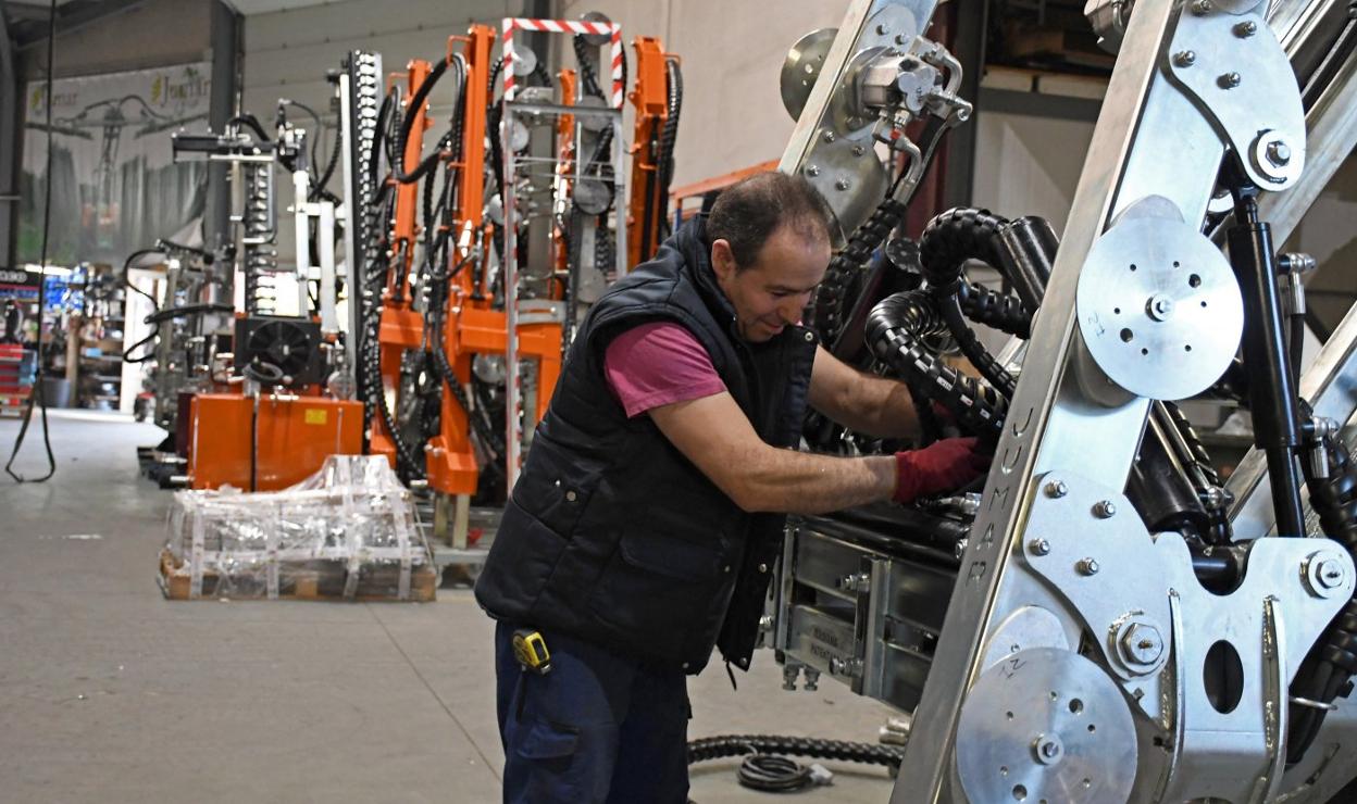 Un operario trabaja en uno de los proyectos de Jumar Agrícola