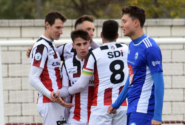 Los jugadores de la SD Logroñés celebran uno de los tres goles de Diego Esteban. 