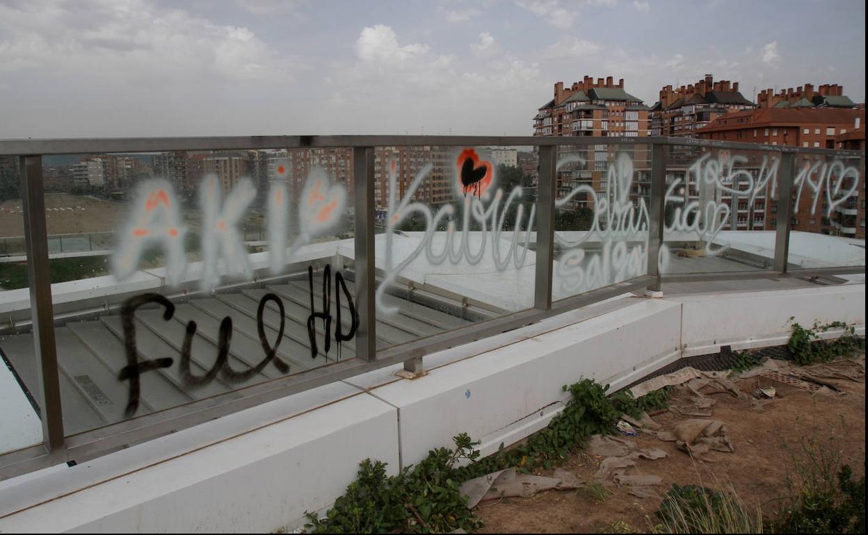 Imagen de archivo de pintadas en las cristaleras superiores de la estación de tren en Logroño