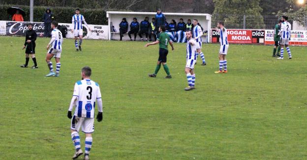 La defensa blanquiazul, que ayer encajó demasiados goles, trata de ordenarse en un momento del partido. 