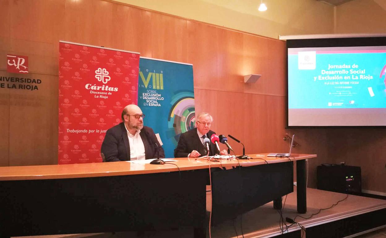 El sociólogo Guillermo Fernández Maillo, acompañado por el director de Cáritas La Rioja, Fernando Beltrán, en la presentación del informe sobre exclusión social en la comunidad riojana