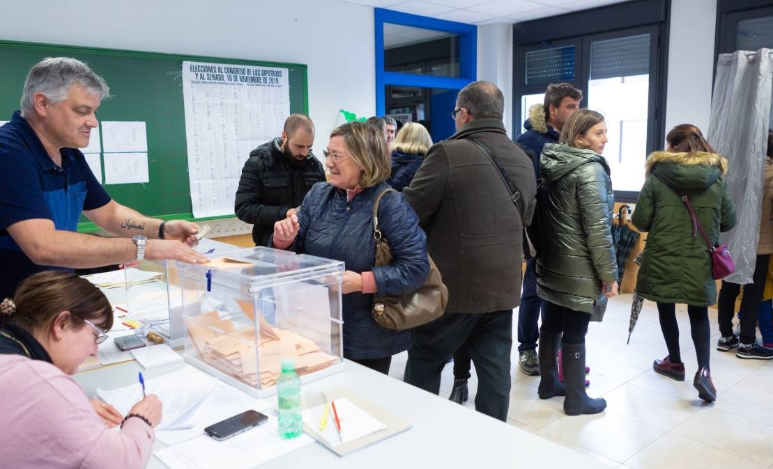 Varias personas votando en un colegio de Logroño.