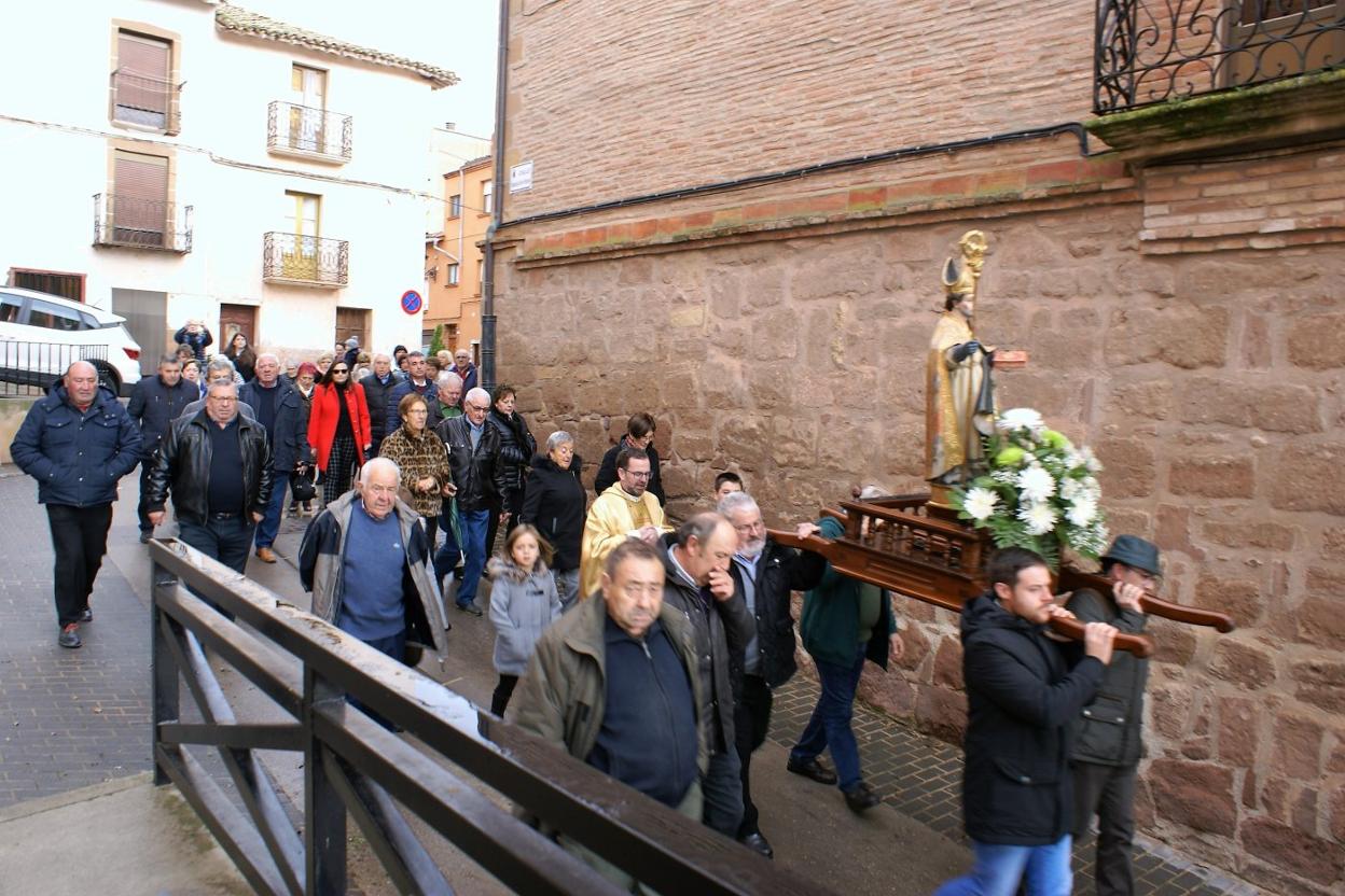 La procesión del patrón recorre las calles de Hormilla. :: F. D.