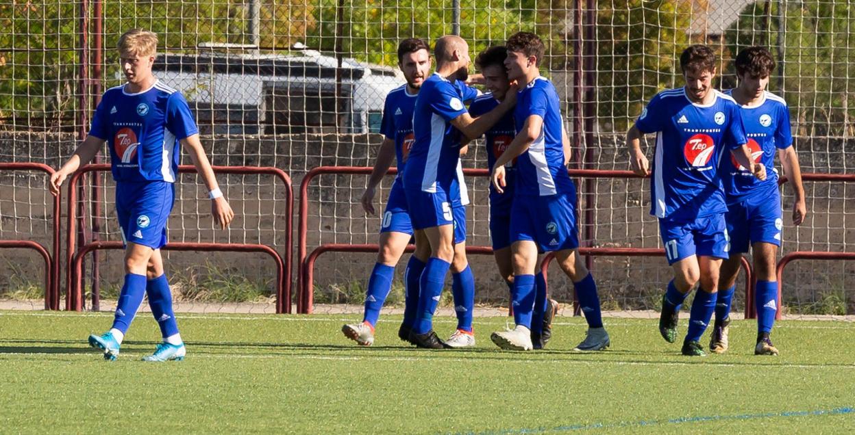 Los jugadores del Comillas celebran un gol