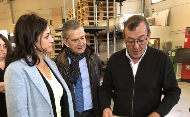 Andreu y González, en la fábrica de calzado Vidorreta