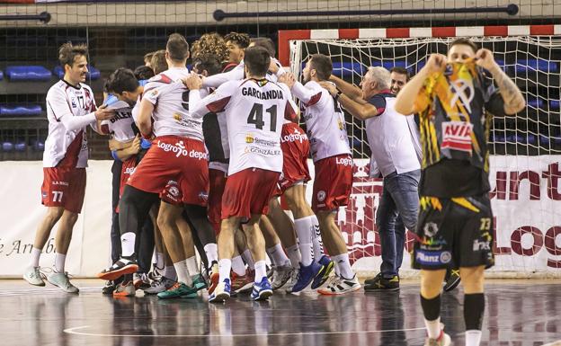 Los jugadores del Ciudad de Logroño celebran la victoria, con Jorge como gran protagonista.